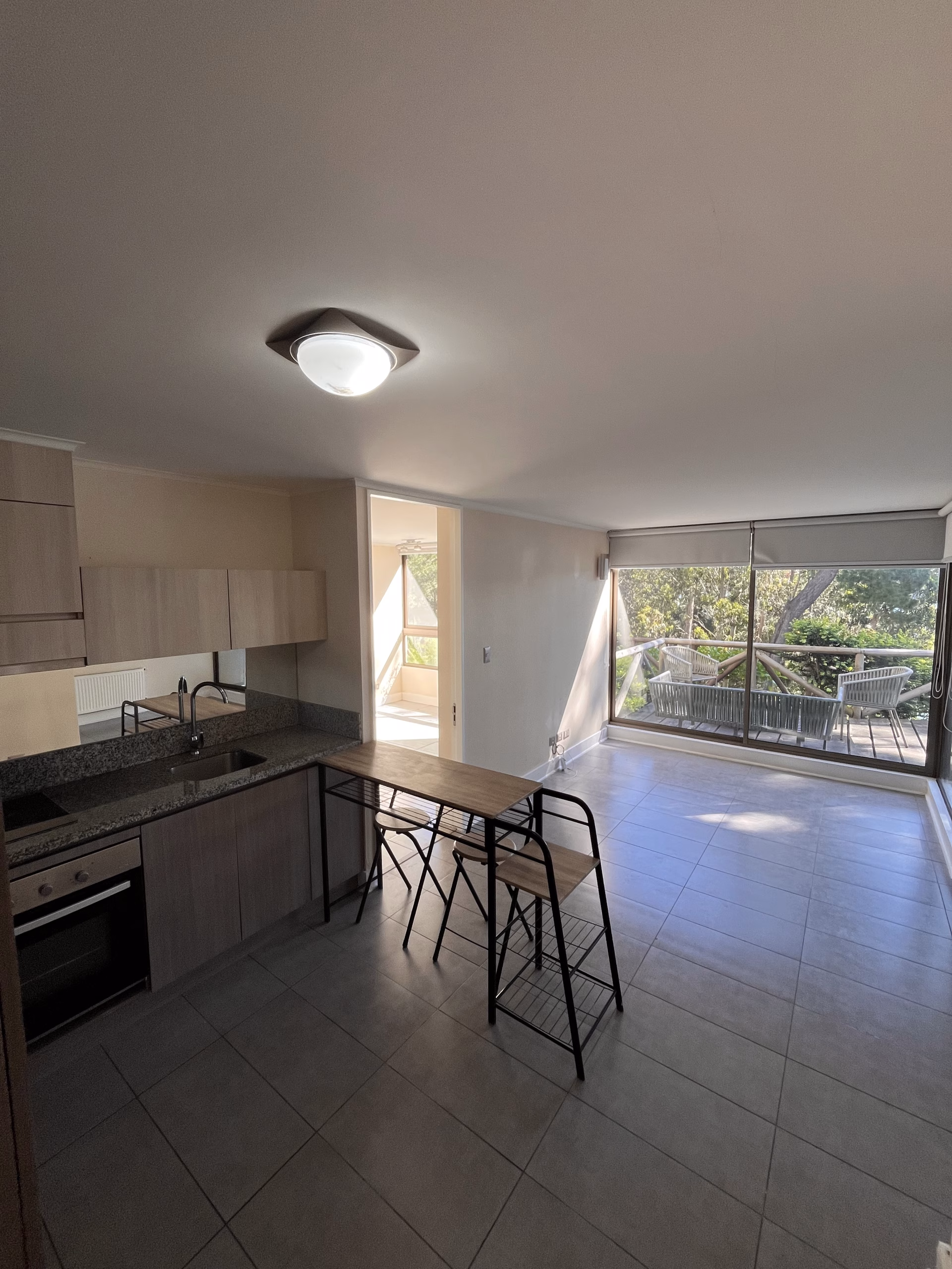 Cocina americana integrada al living del departamento en arriendo SC2104