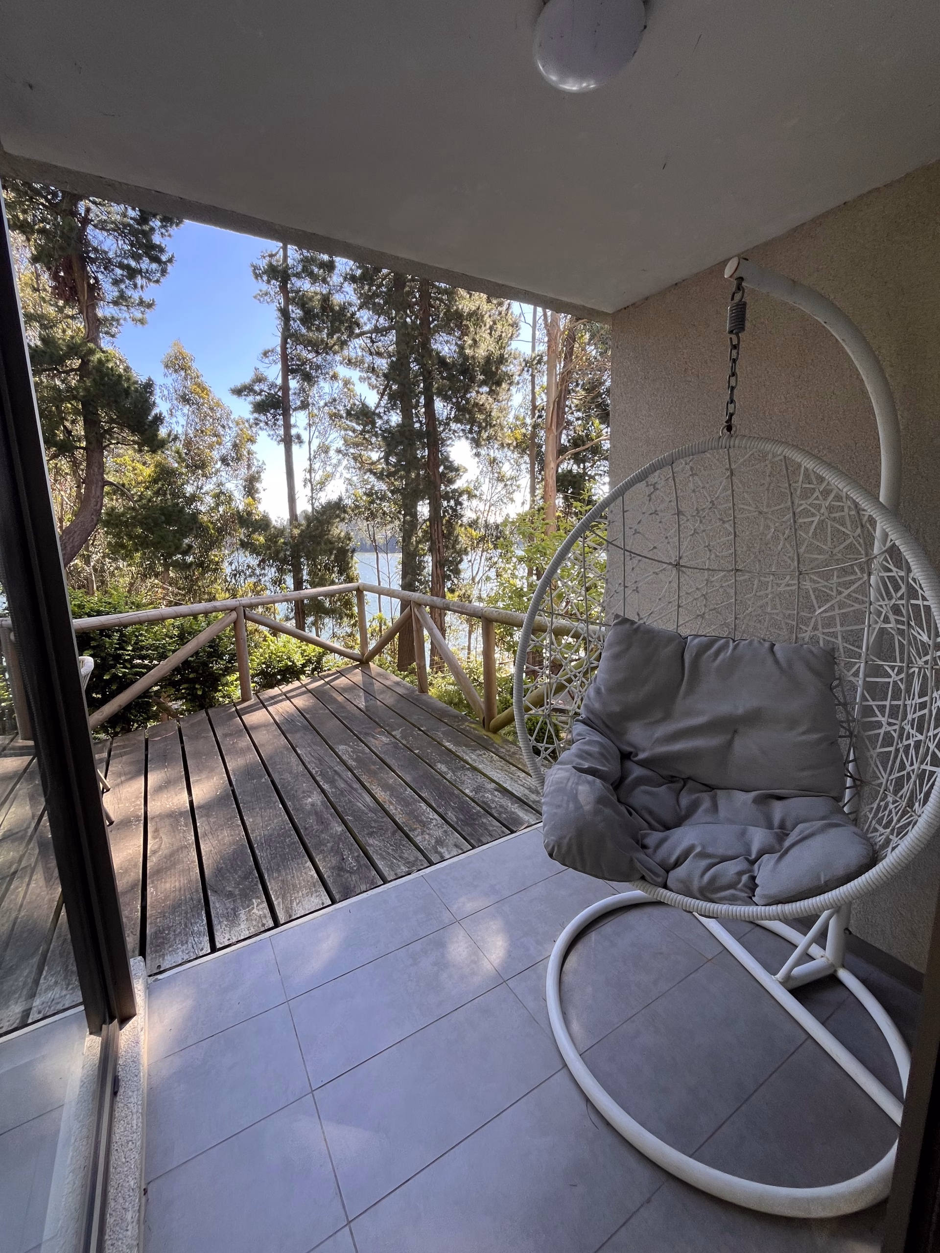 Terraza del departamento en Península de Andalué, con vista a árboles y Laguna Grande