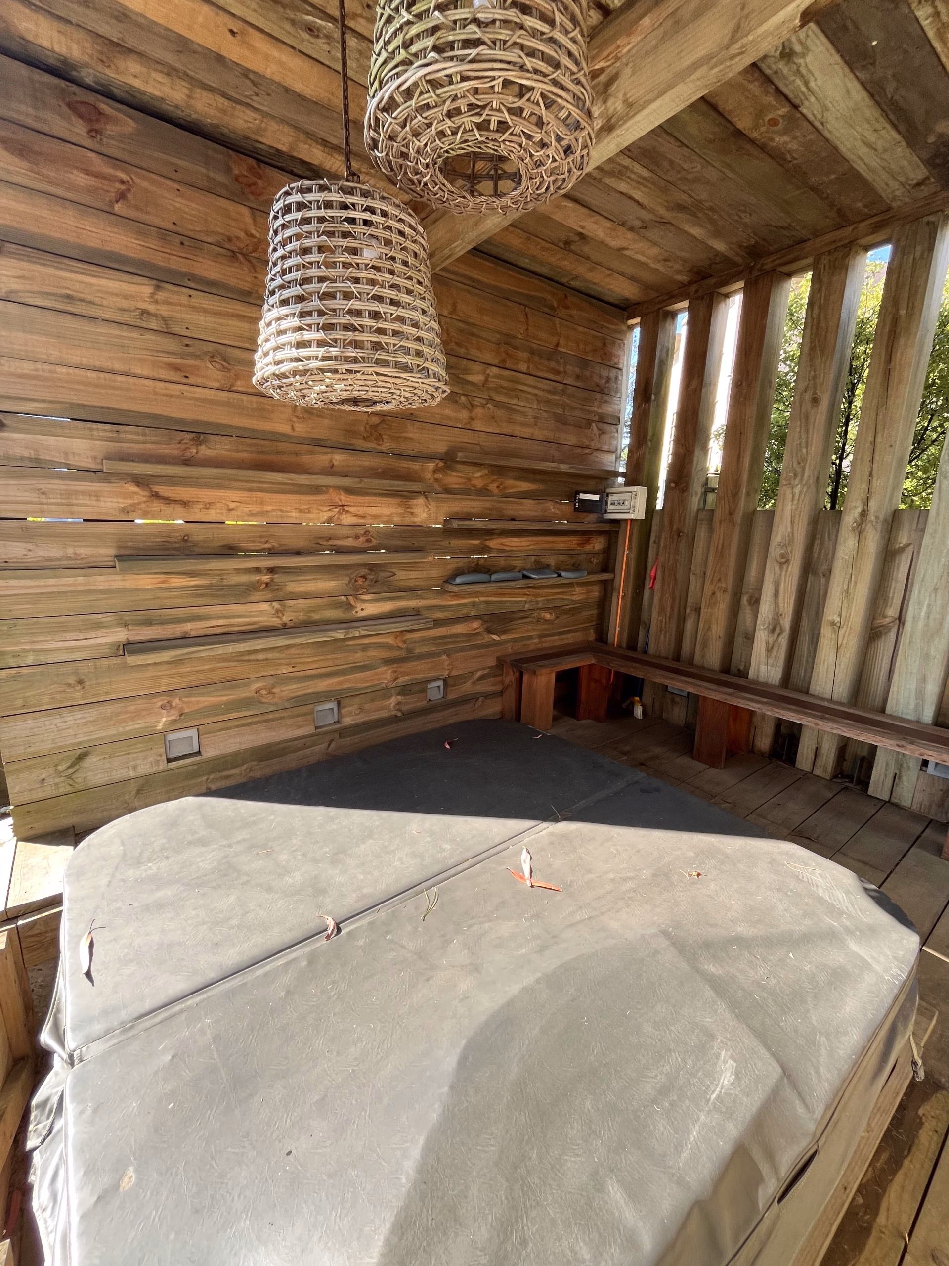 Estructura de madera con tina de hidromasaje en el entorno de Laguna Grande